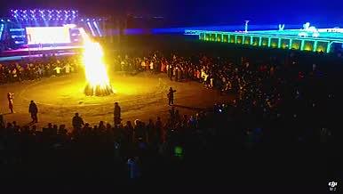 围着篝火跳舞的人群视频的预览图